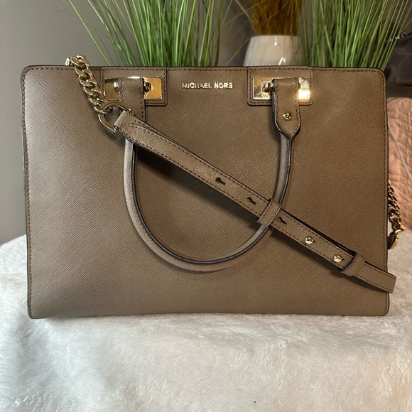 Michael Kors Handbags - Michael Kors - Brown leather shoulder purse in excellent condition